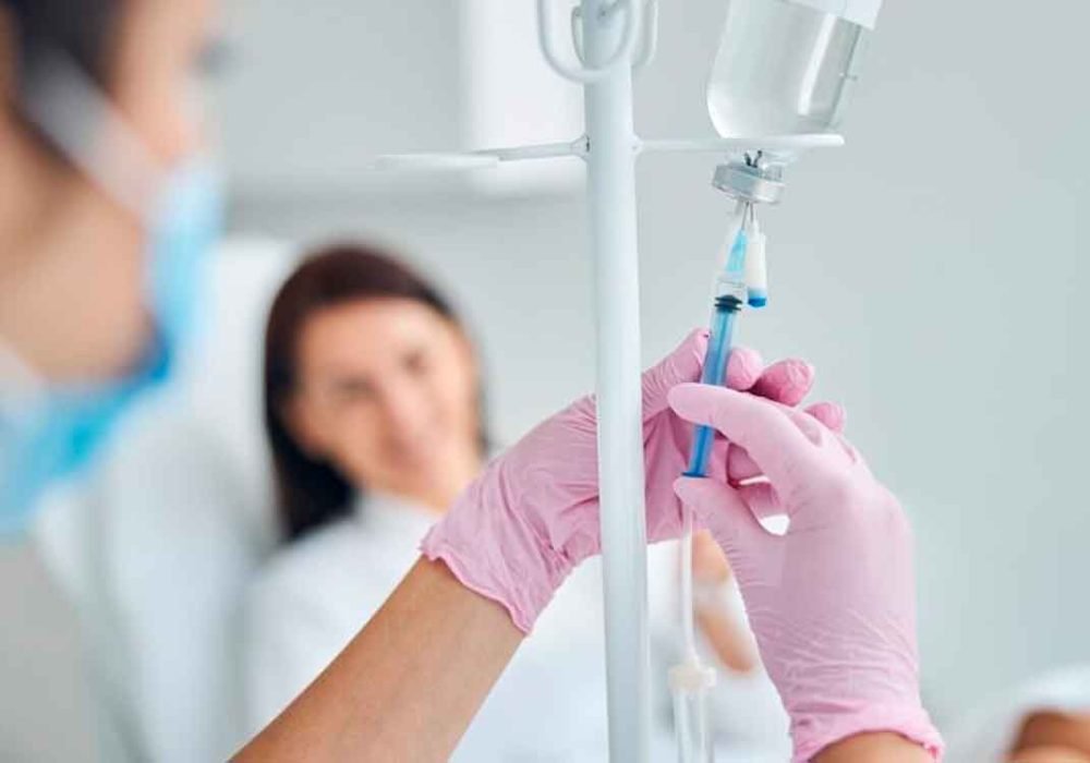 aplicacion-de-sueroterapia-a-paciente